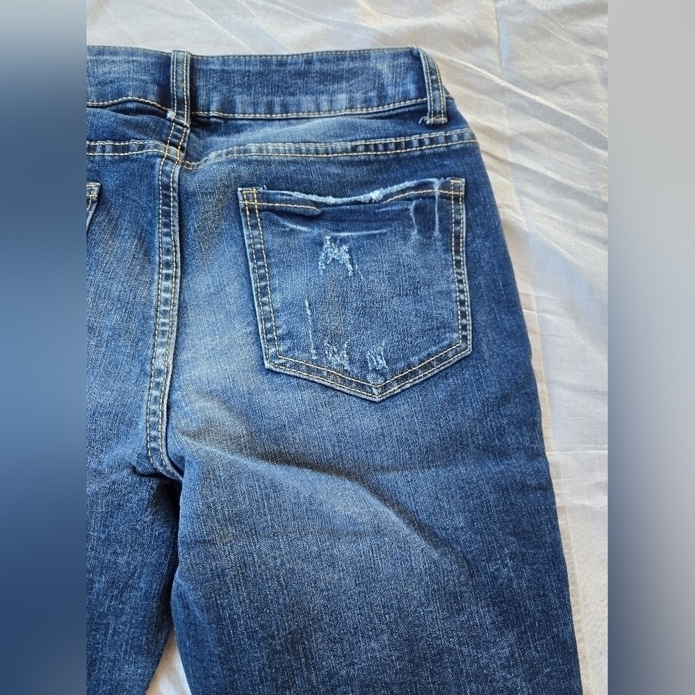 Time and Tru  dark wash denim rolled hem distressed Bermuda Jean shorts 4 - Picture 8 of 9